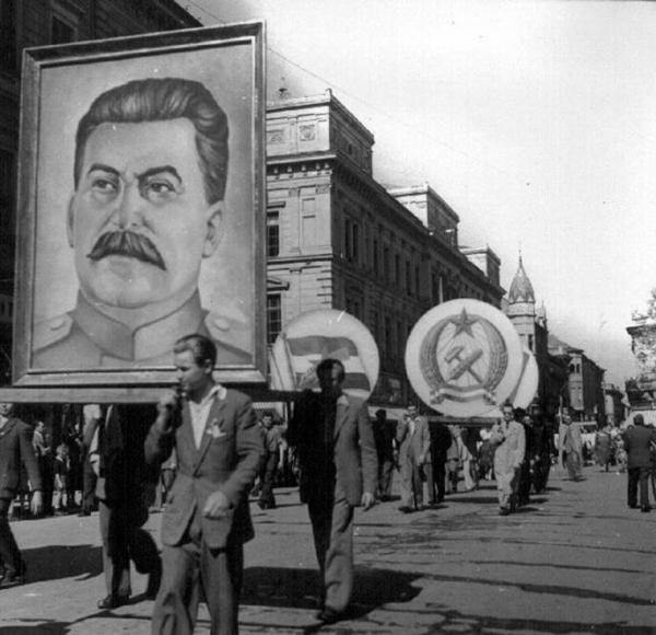 People carrying the portrait of Stalin